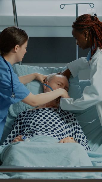 Patient nach Operation bewusstlos auf Krankenhausstation - Foto, Bild