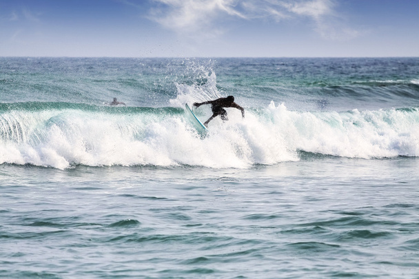 bir sörfçü dalgaları sri Lanka ünlü plaj üzerinde silüeti. - Fotó, kép