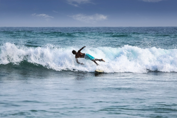 Silueta de un surfista cayéndose de la tabla
. - Foto, Imagen