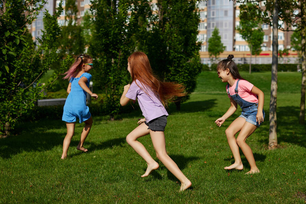 happy cute children girls run in the park - Foto, Bild