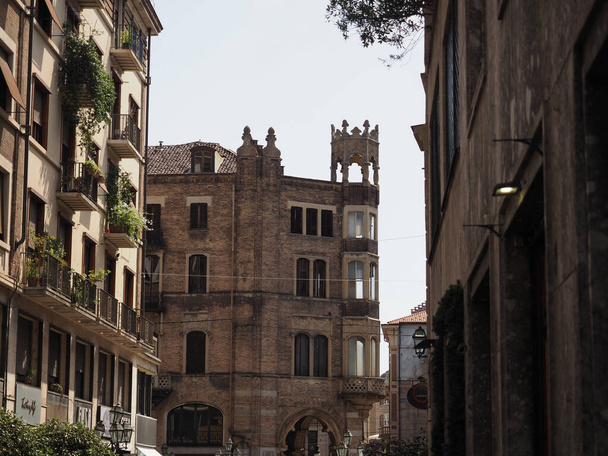 TURIN, ITALIEN - CIRCA AUGUST 2021: Historischer neugotischer Bau mit Türmchen und Bogenfenster in der Via Pietro micca - Foto, Bild