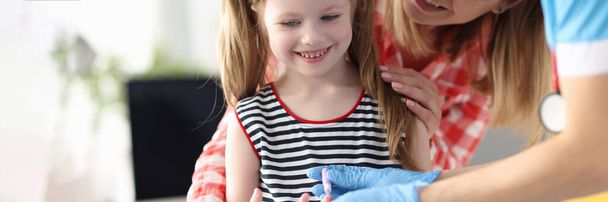 Blutentnahme am Finger kleiner Mädchen für Laboranalysen - Foto, Bild