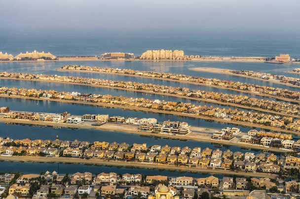 Dubai, Egyesült Arab Emírségek - 09.24.2021 Részleges kilátás az ember alkotta szigetre, Palm Jumeirah. - Fotó, kép