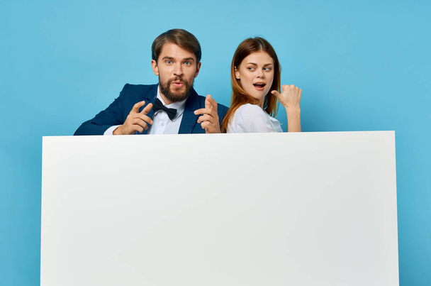 obchodní muž a žena billboard marketing zábavné emoce izolované pozadí - Fotografie, Obrázek