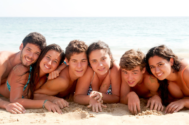 Amigos en la playa
 - Foto, Imagen