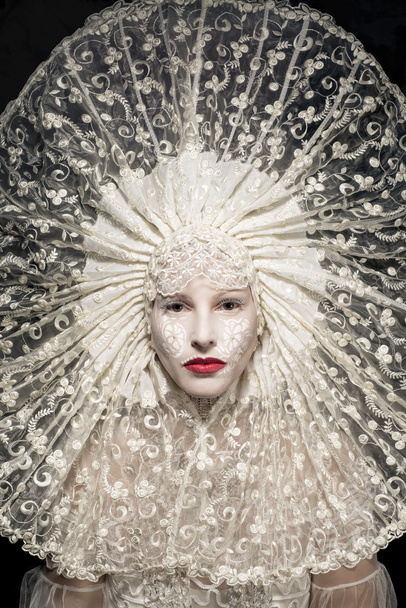 Beautiful mysterious woman in white lace - Foto, Bild