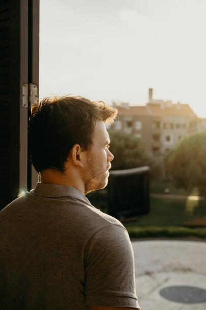 Um homem a olhar pela janela - Foto, Imagem