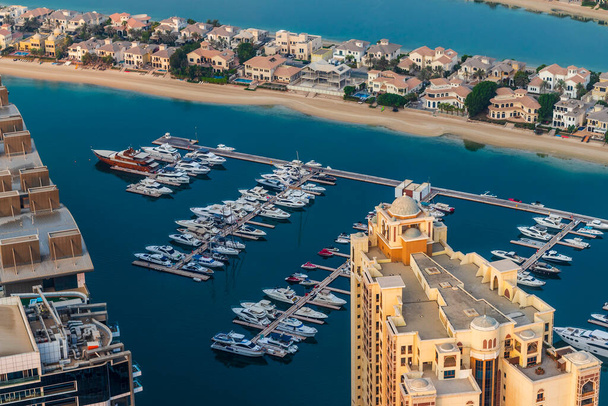 Dubai, Emiratos Árabes Unidos - 09.24.2021 Vista parcial de la isla hecha por el hombre, Palm Jumeirah. - Foto, imagen