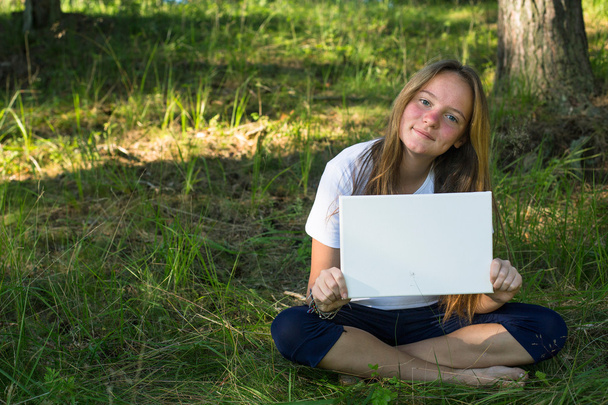 Adolescente segurando papel de folha limpo
 - Foto, Imagem