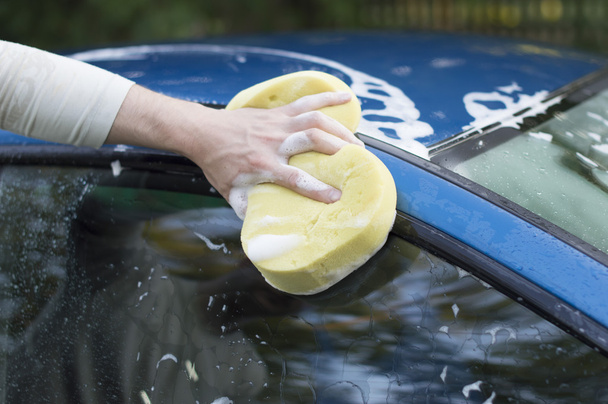 Le processus de lavage d'une voiture à l'aide de shampooing et jaune
 - Photo, image