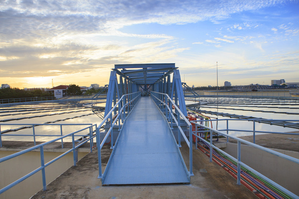 Perspectiva de puente metálico para trabajar en tanque grande de agua sup
 - Foto, imagen