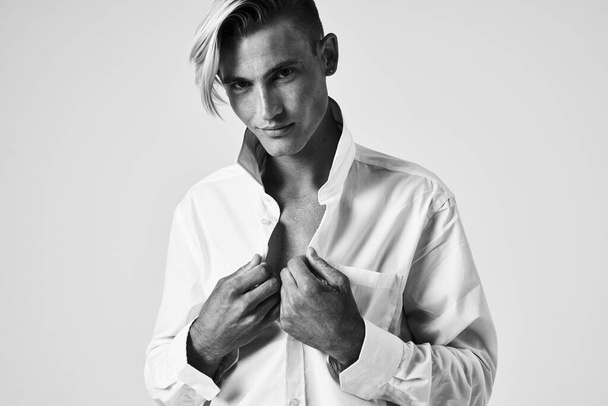 άνδρας σε λευκό πουκάμισο κρατώντας γιακά κομψό στυλ αυτοπεποίθηση Studio - Φωτογραφία, εικόνα