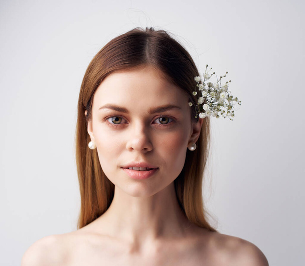 beautiful woman flower in hair fashion light background - Fotoğraf, Görsel