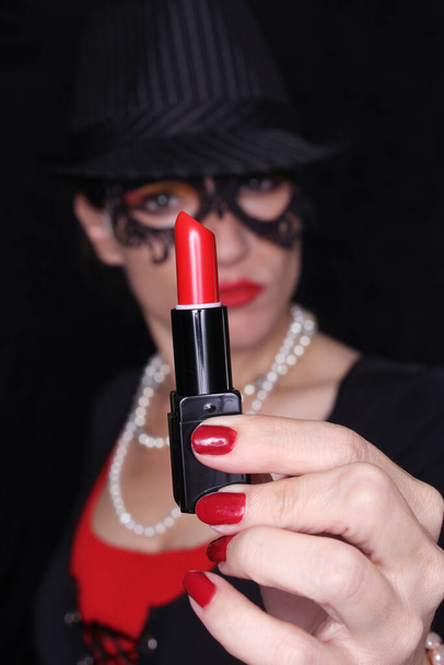 Nainen Retro Vaatteet klassinen punainen huulipuna Matala DOF - Valokuva, kuva