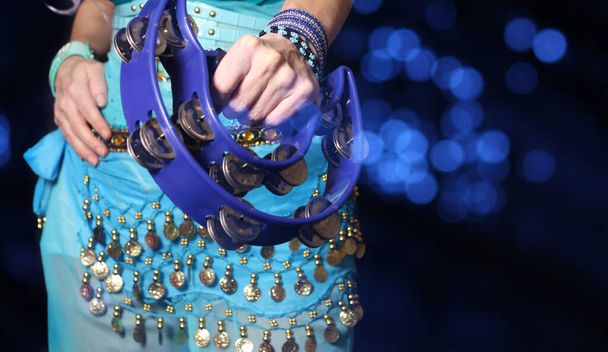 Bailarina del vientre de cerca con pandereta y traje azul - Foto, imagen