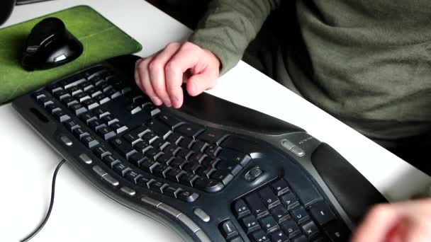 zestresowany biuro człowiek ściskając anty stres piłka dla stresu podczas pracy z domu w ergonomicznej klawiaturze i ergonomicznej myszy na białym biurku z Europejczykiem ręce do wyrównania obciążenia pracą - Materiał filmowy, wideo