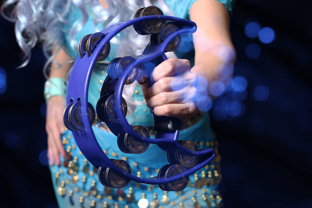 Bailarina del vientre de cerca con pandereta y traje azul - Foto, imagen