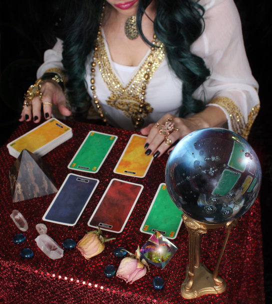 Female Psychic mit Kristallkugel und Tarot-Karten, Shallow DOF - Foto, Bild