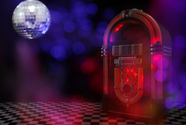 Jukebox σε μπαρ με Disco Ball και Bokeh - Φωτογραφία, εικόνα