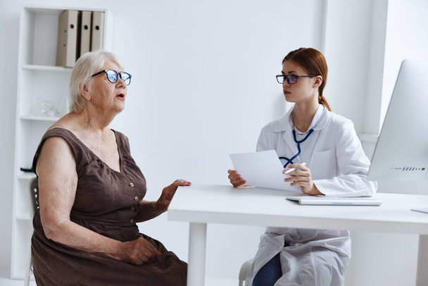 stetoskop z diagnostyką starszej kobiety - Zdjęcie, obraz