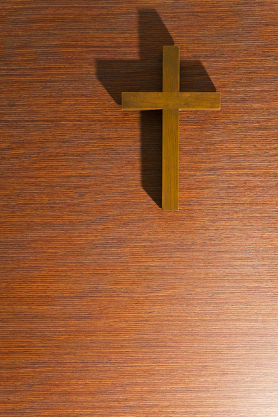 茶色の木製の壁木製の十字架 - 写真・画像