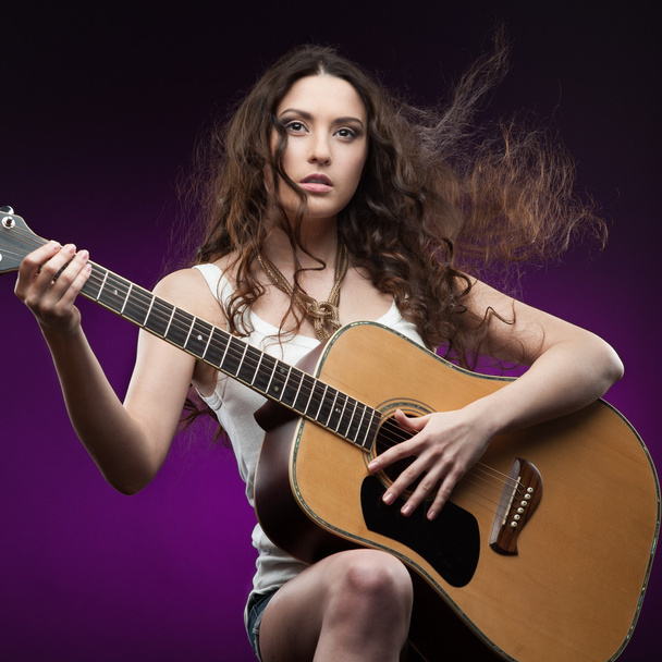 sexy girl holding guitar - Foto, afbeelding