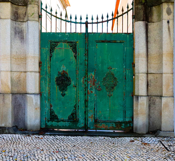 antigua puerta antigua vintage en Aveiro, Portugal - Foto, imagen