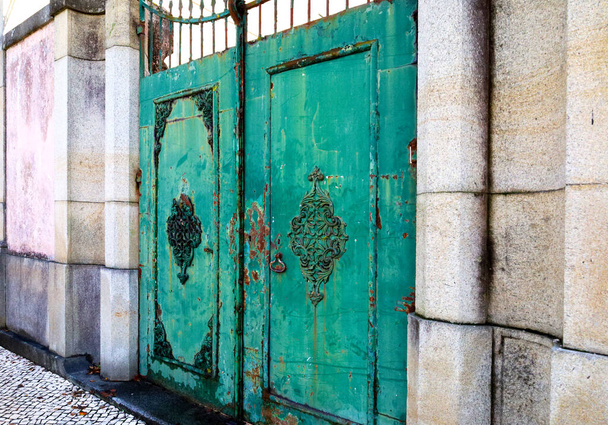 antigua puerta antigua vintage en Aveiro, Portugal - Foto, imagen