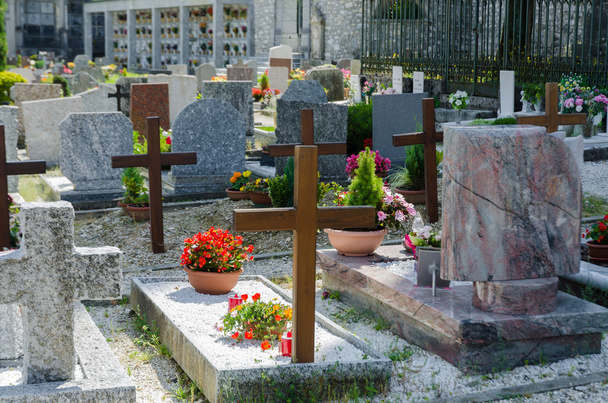 Pequeño cementerio en Italia en el día de verano
 - Foto, Imagen