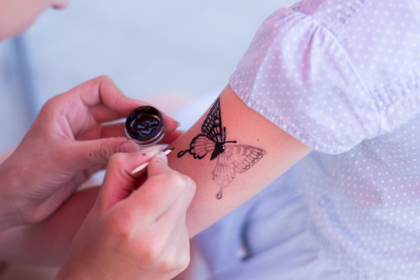 παιδί κλήρωση ένα τατουάζ - Φωτογραφία, εικόνα