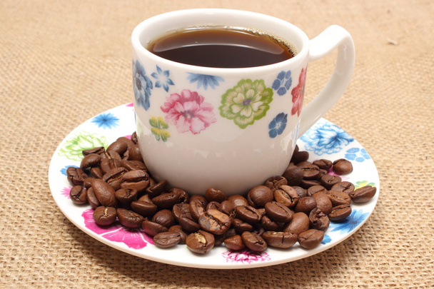 Haufen Kaffeekörner und Tasse Getränk - Foto, Bild