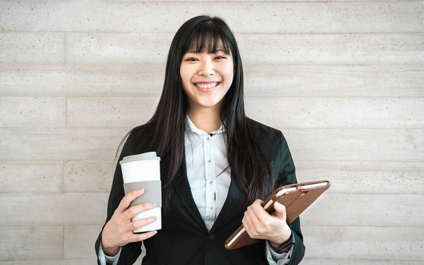 Ασιάτισσα επιχειρηματίας κρατώντας έξυπνο tablet και να πάρει μακριά καφέ έξω από το γραφείο - Νεολαία επιχειρηματίας έννοια - Φωτογραφία, εικόνα