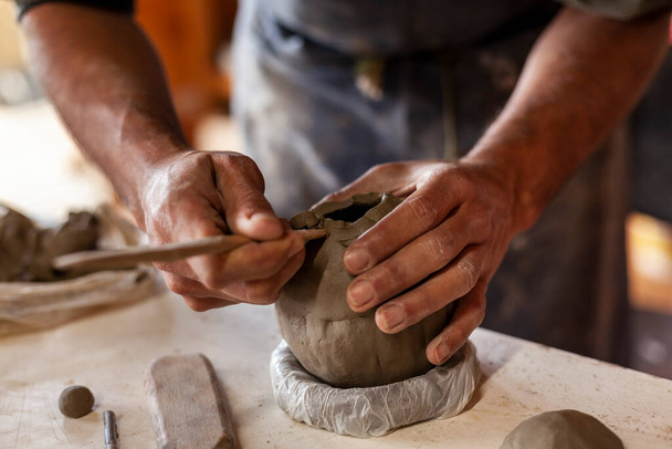 primo piano di mani di un ceramista - Foto, immagini