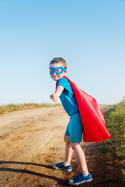 criança agindo como um super-herói
 - Foto, Imagem