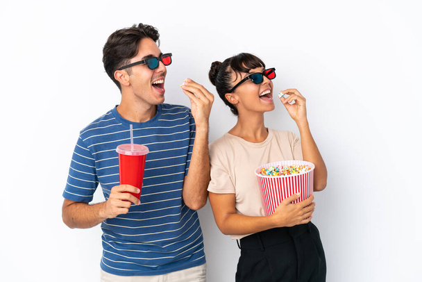 Młodzi mieszane rasy przyjaciele izolowane na białym tle z 3d okulary i trzymając duży wiadro popcorns - Zdjęcie, obraz