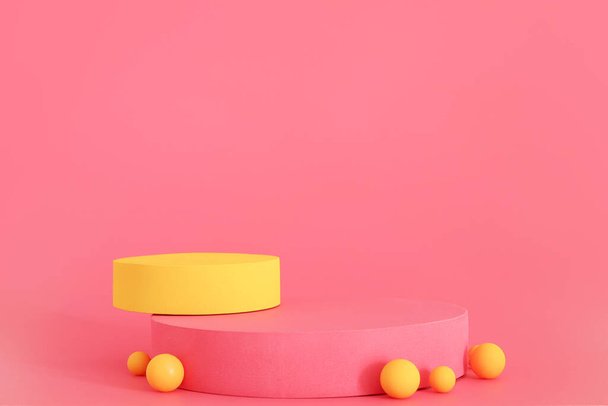 Růžové a žluté pódium na růžovém pozadí. Pódium na produkt, kosmetická prezentace. Kreativní maketa. Podstavec nebo platforma pro kosmetické výrobky. - Fotografie, Obrázek