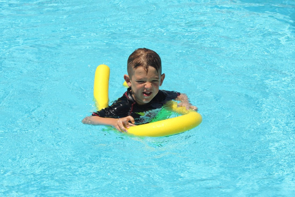 Un niño en una piscina
 - Foto, imagen