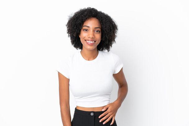 Νεαρή Αφρο-Αμερικανίδα απομονωμένη σε λευκό φόντο γελώντας - Φωτογραφία, εικόνα