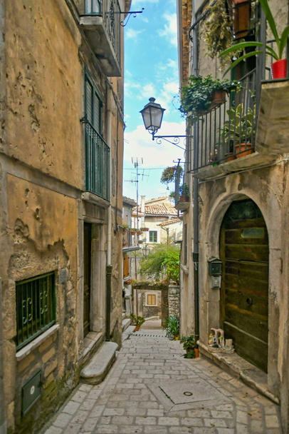 Узкая улица Кусано Мутри, средневековый город провинции Беневенто, Италия. - Фото, изображение