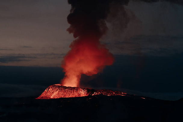 Fagradalsfjall, Islandia - czerwiec 2021: erupcja wulkanu niedaleko Reykjaviku, Islandia. Wysokiej jakości zdjęcie - Zdjęcie, obraz