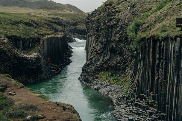 Зеленая река через каньон Студлагил, Исландия. Высокое качество фото - Фото, изображение