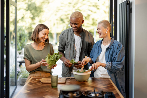Barátok főzés saláta együtt otthon konyha - Fotó, kép