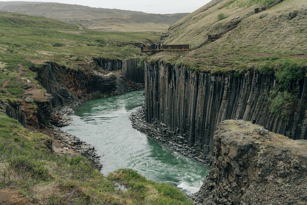 Zielona Rzeka przez kanion Studlagil, Islandia. Wysokiej jakości zdjęcie - Zdjęcie, obraz