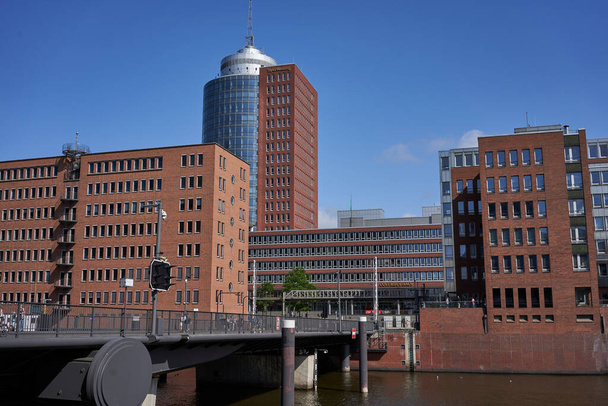Hamburgo, Alemania - 18 de julio de 2021 - Un paisaje idílico de arquitectura Redbrick en el puerto                                - Foto, imagen