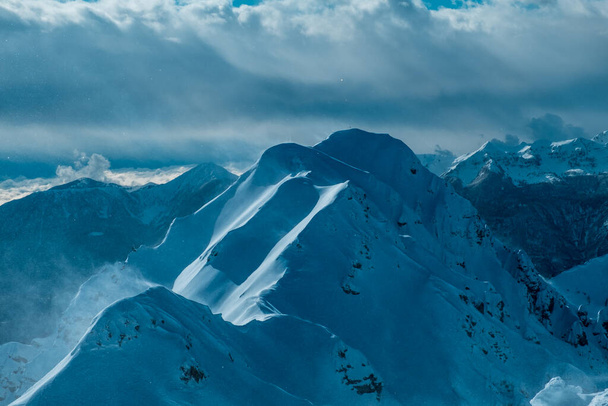 Στο βουνό Zoncolan, Carnic Alps μετά από μια μεγάλη χιονόπτωση. Επαρχία Udine, περιφέρεια Friuli-Venezia Giulia, Ιταλία - Φωτογραφία, εικόνα