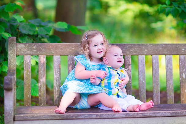 Hermano y hermana en un parque
 - Foto, Imagen