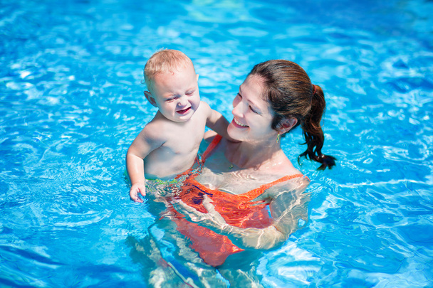 Mutter und Baby im Schwimmbad - Foto, Bild