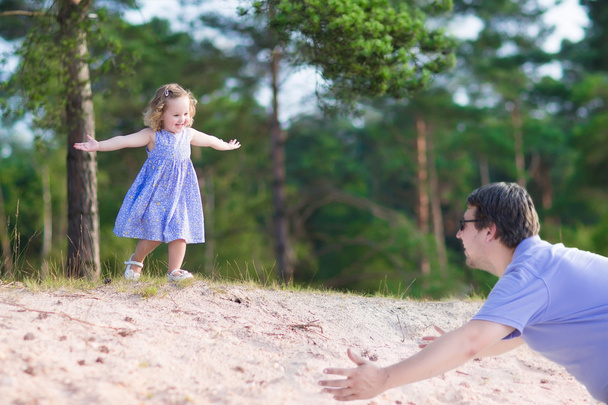 Vater und Tochter spielen im Wald - Foto, Bild