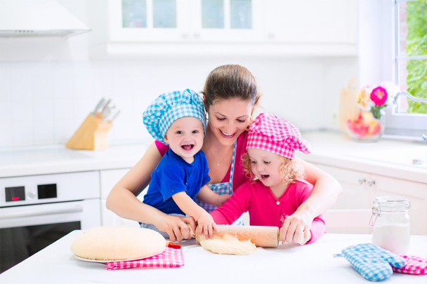 Mère et les enfants faire une tarte
 - Photo, image