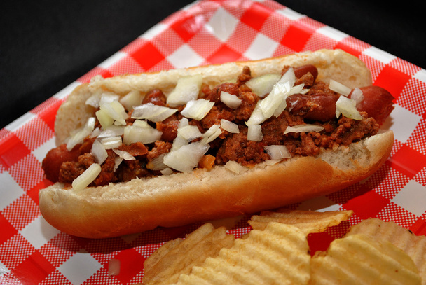 Chili Dog with Chopped Onion - Foto, afbeelding